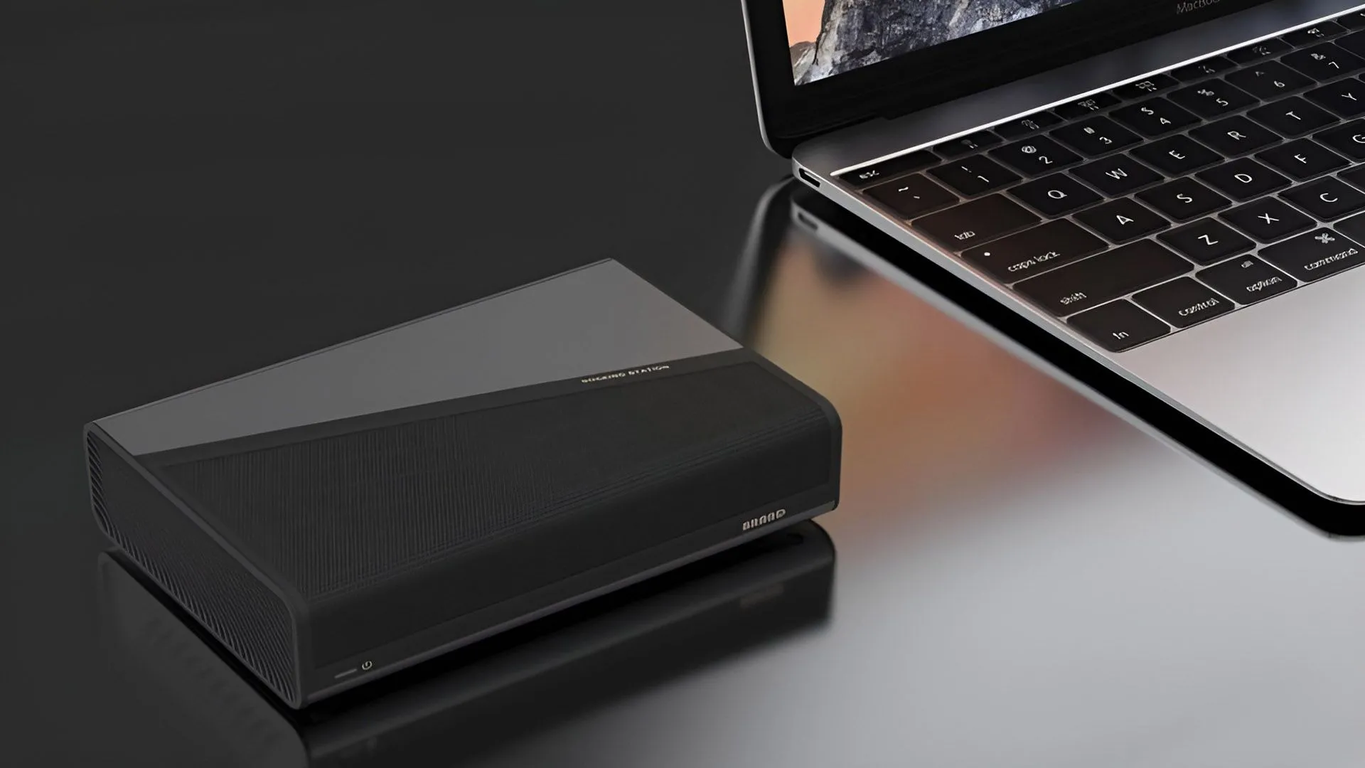 Card đồ họa rời siêu nhỏ GMK AD-GP1 màu đen, có kích thước nhỏ gọn và cổng kết nối, đặt trên bề mặt tối.