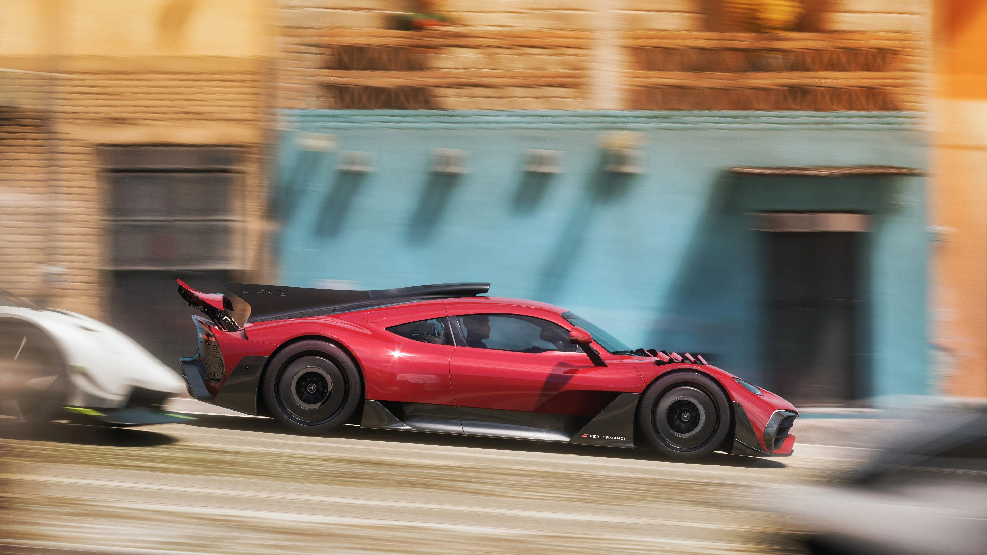 Chiếc xe đua màu đỏ phóng nhanh vượt các đối thủ trong game đua xe Forza Horizon 5, minh họa đồ họa ấn tượng.