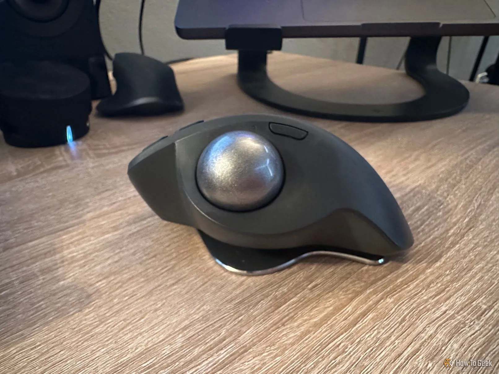 Chuột bi lăn Logitech MX Ergo S đặt trên bàn, minh họa cách sử dụng như một cần điều khiển.