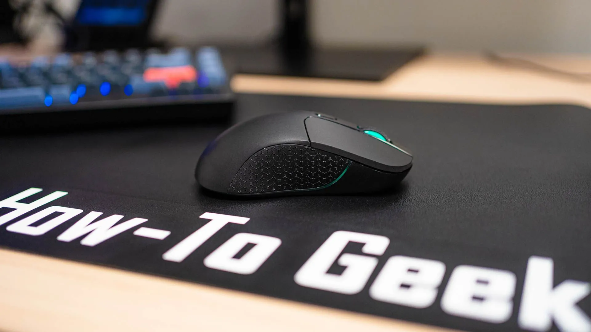 Chuột chơi game Keychron M3 không dây trên tấm lót bàn làm việc, thể hiện sự mượt mà của chuột với feet PTFE trên bề mặt pad chuột kính.