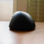 Chuột gaming Pulsar Xlite V3 nhìn từ phía sau, làm nổi bật thiết kế công thái học và phần đệm ngón út.