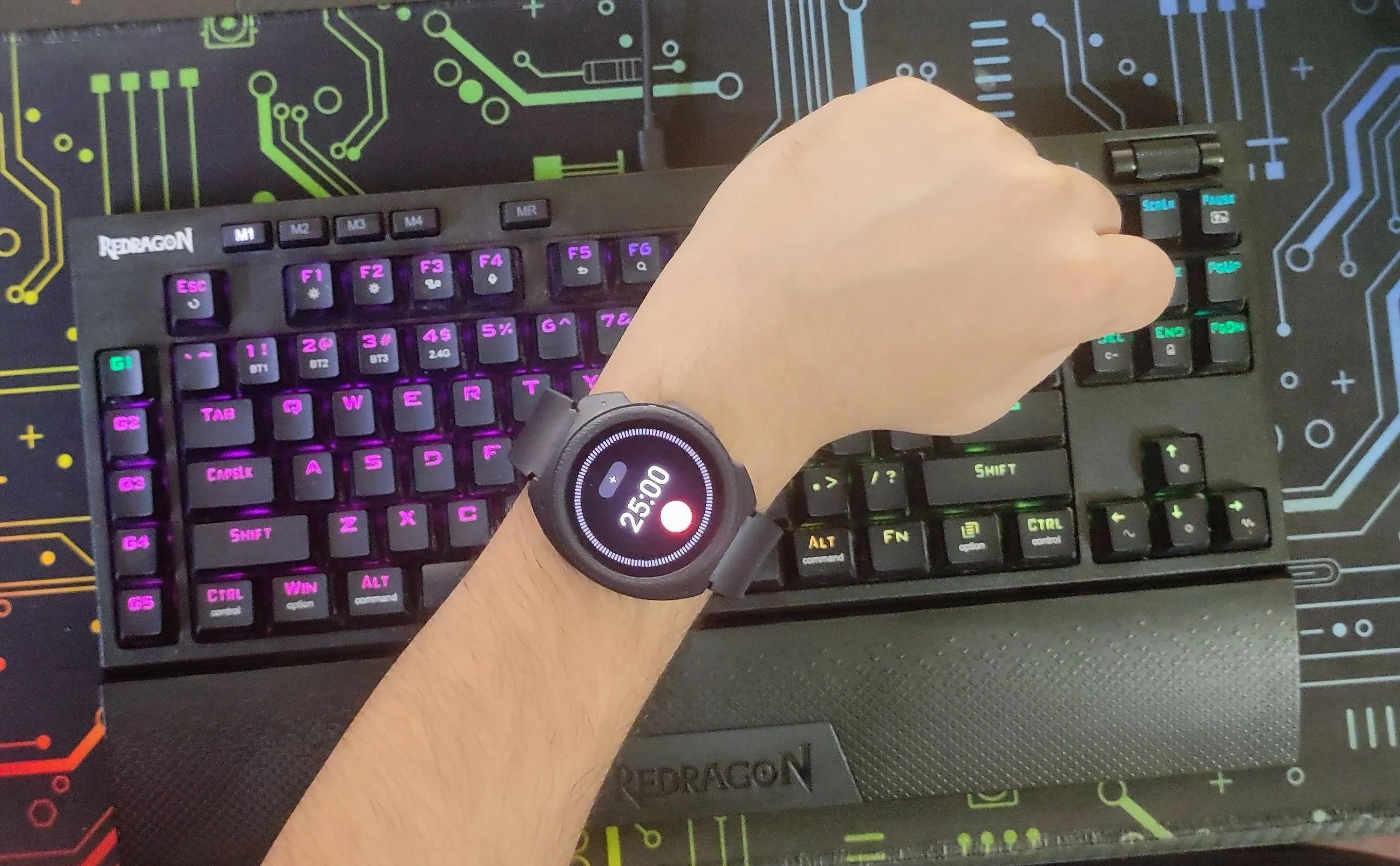 Cổ tay đeo đồng hồ thông minh Galaxy Watch 4 đang hiển thị ứng dụng đếm thời gian Pomodoro, hỗ trợ người dùng tập trung làm việc hiệu quả.
