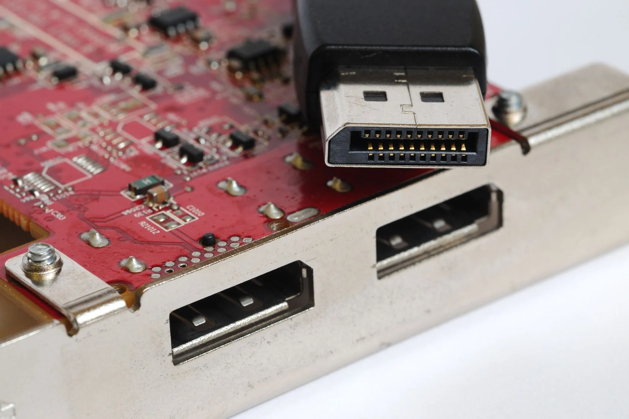 Cổng DisplayPort trên card đồ họa PC với cáp DisplayPort đang cắm
