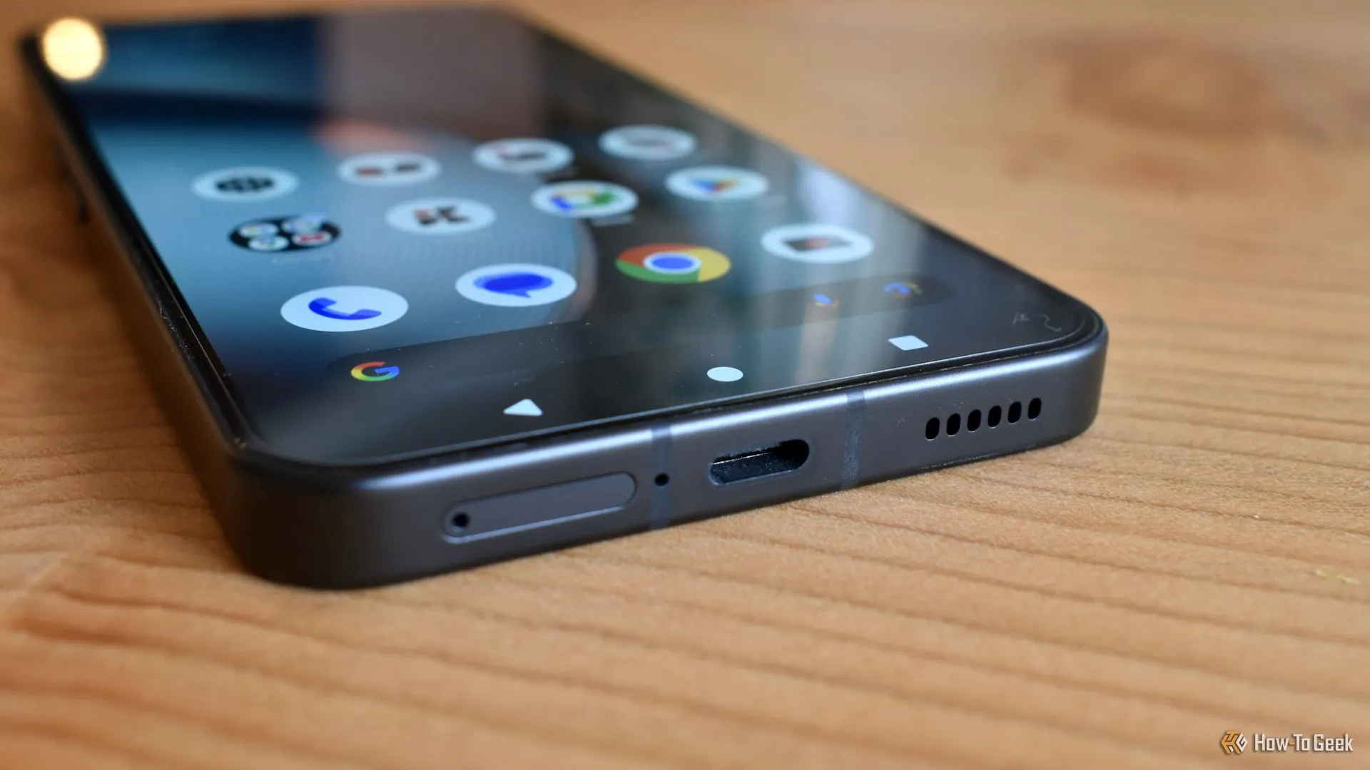 Cổng sạc USB-C của Nothing Phone (3) hỗ trợ sạc nhanh 65W