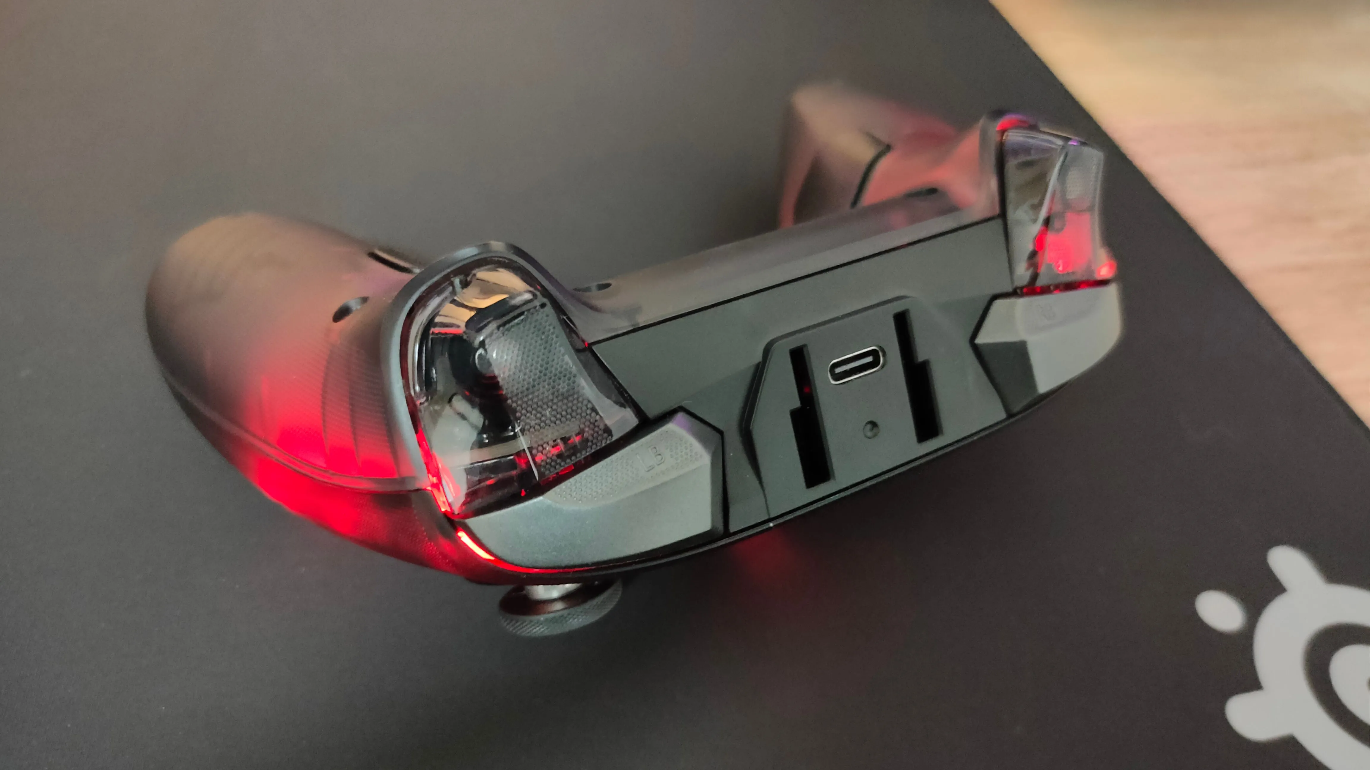 Cổng sạc USB-C trên tay cầm GameSir Cyclone 2.