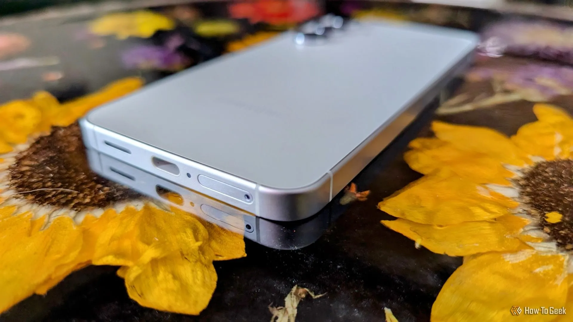 Cổng USB-C của Samsung Galaxy S25 hỗ trợ sạc nhanh và truyền dữ liệu