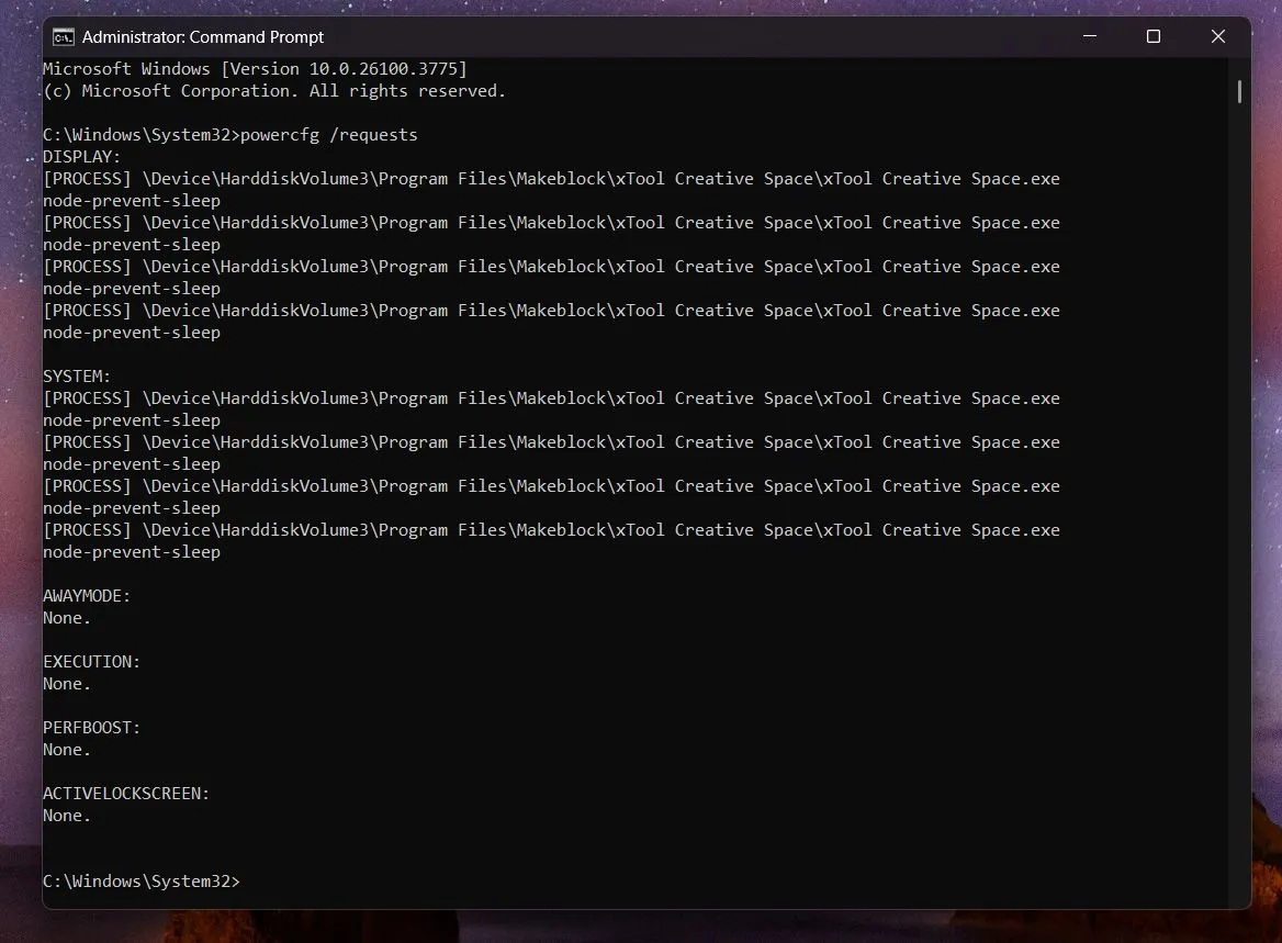 Cửa sổ Command Prompt hiển thị lệnh powercfg /requests đang được thực thi, cùng với kết quả hiển thị ứng dụng đang ngăn màn hình tắt.