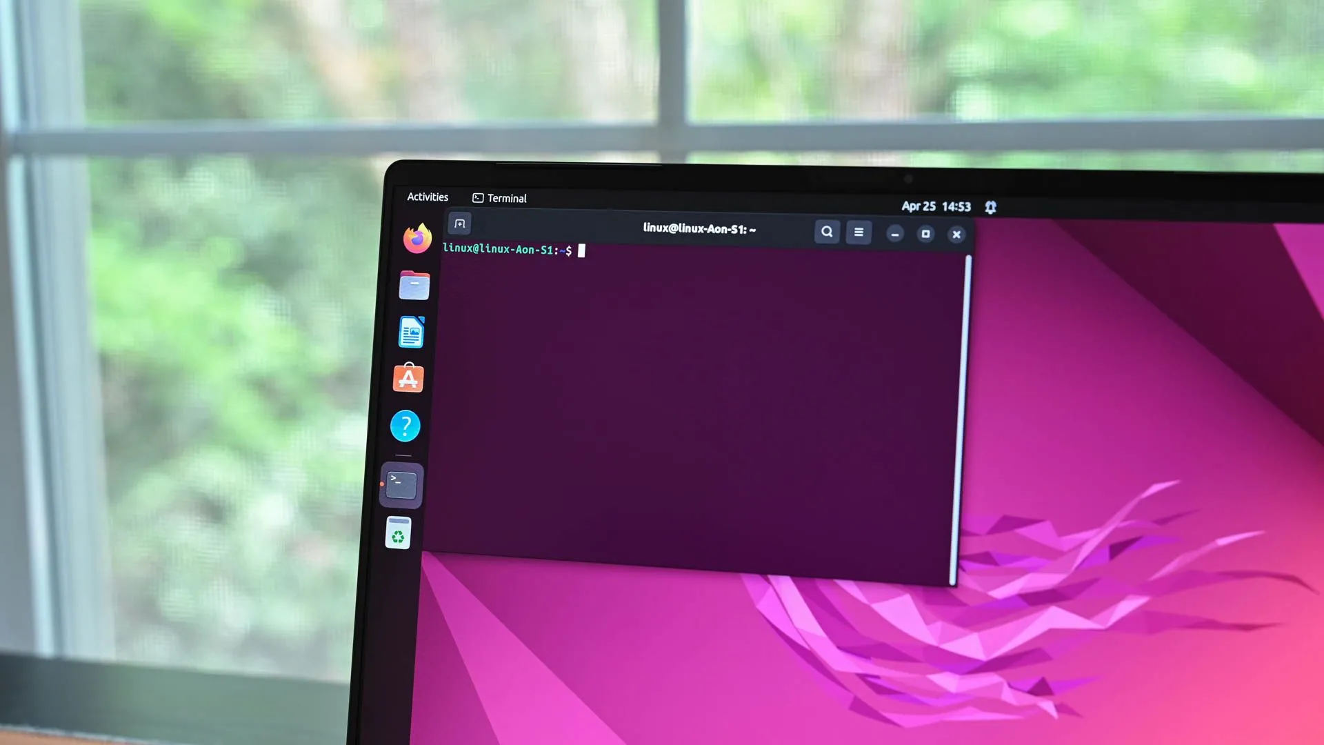 Cửa sổ Terminal của Linux đang mở trên hệ điều hành Ubuntu, hiển thị thanh dock được đặt bên trái màn hình.