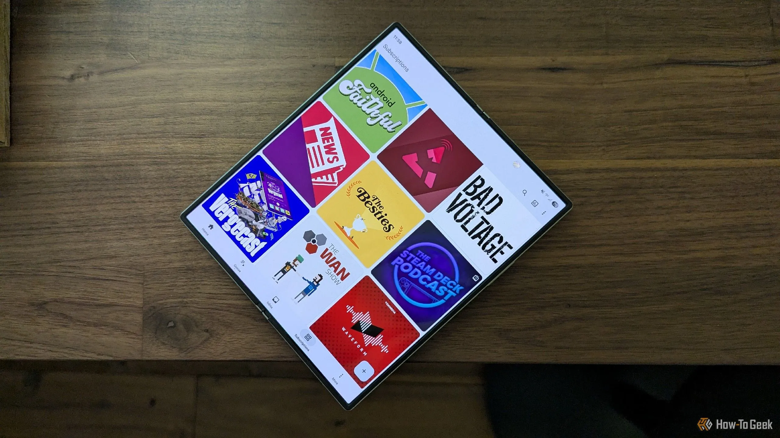 Danh sách các kênh podcast trong ứng dụng AntennaPod trên Galaxy Z Fold 6, minh họa sự phong phú và gây nghiện của podcast.