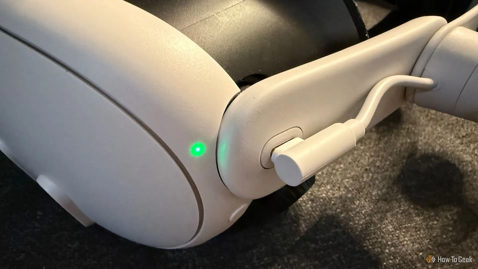 Đầu nối USB-C của KIWI Design K4 Duo đang kết nối với tai nghe Meta Quest 3, minh họa việc sử dụng cổng sạc và tai nghe.