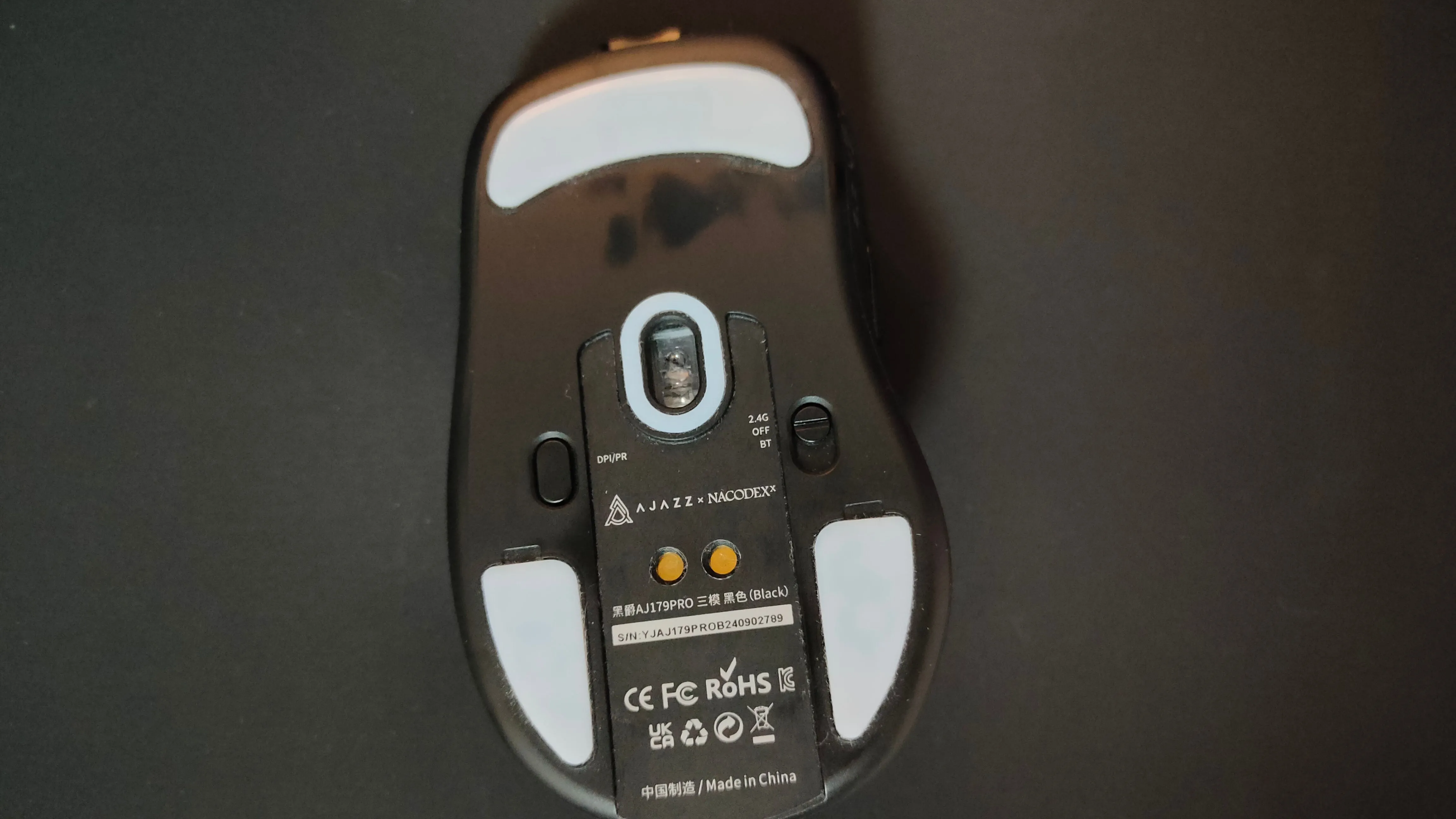 Đáy của chuột gaming Ajazz AJ179 Pro với các miếng feet chuột đã được dán.