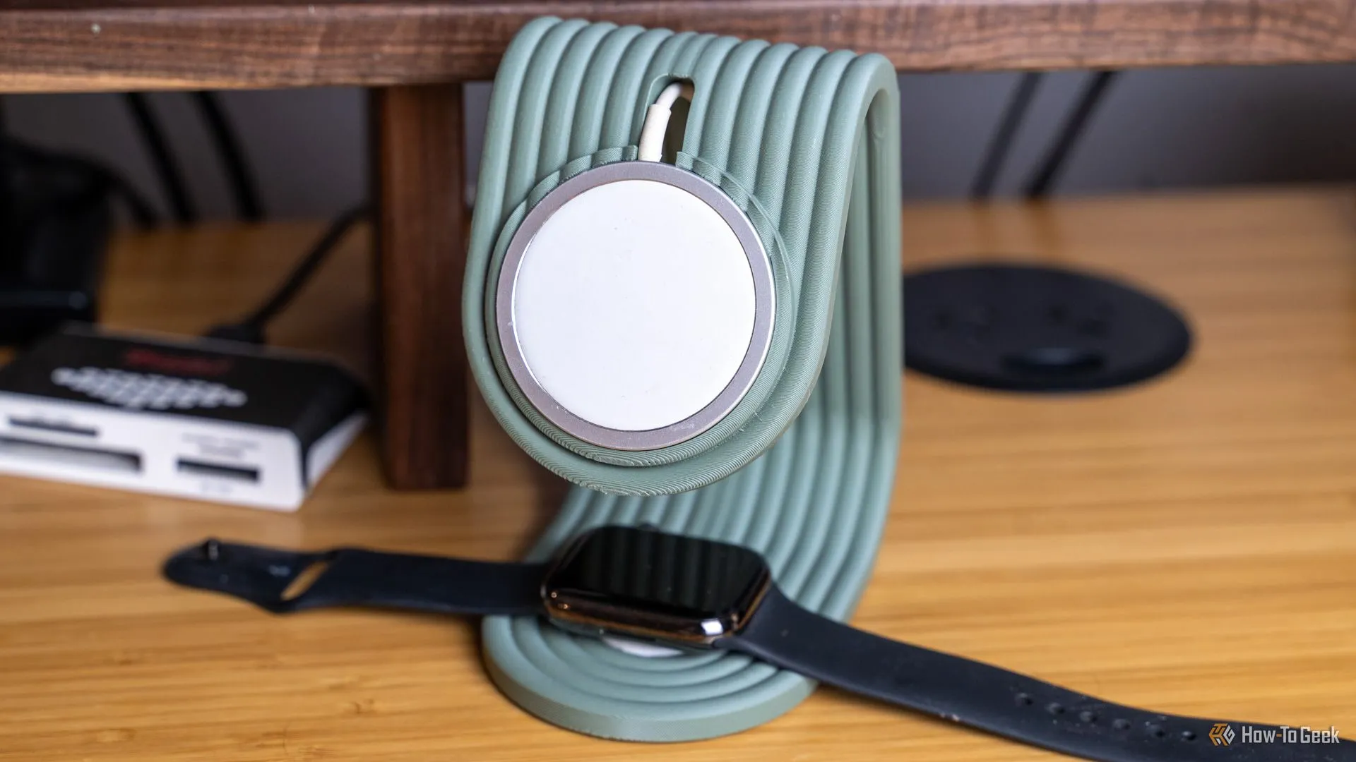Đế sạc MagSafe in 3D đa năng cho iPhone và Apple Watch trên bàn tre