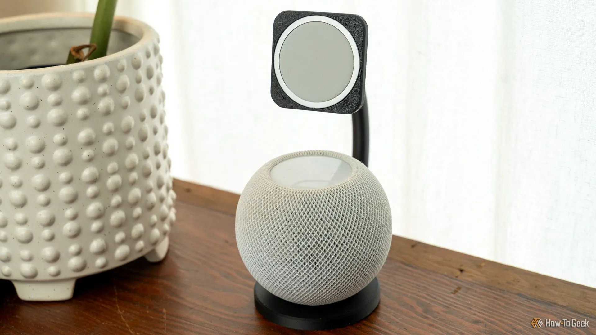 Đế sạc MagSafe in 3D tích hợp HomePod mini trên bàn gỗ