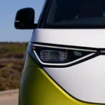 Đèn pha phía trước của xe van điện Volkswagen ID. Buzz 2025 màu vàng.