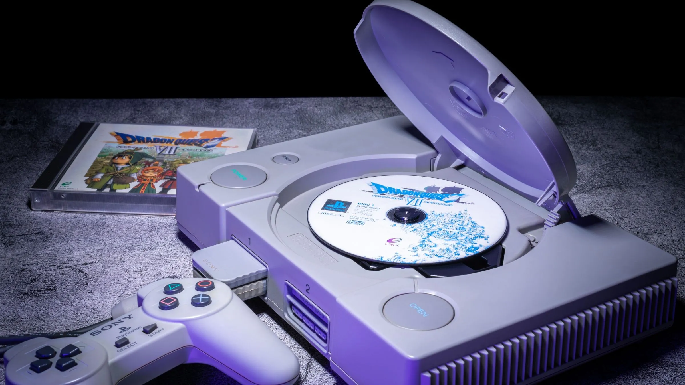 Đĩa game Dragon Quest VII trong khay của máy chơi game Sony PlayStation.