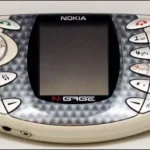 Điện thoại chơi game Nokia N-Gage với thiết kế độc đáo và bàn phím tích hợp.