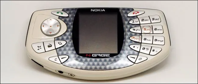 Điện thoại chơi game Nokia N-Gage với thiết kế độc đáo và bàn phím tích hợp.