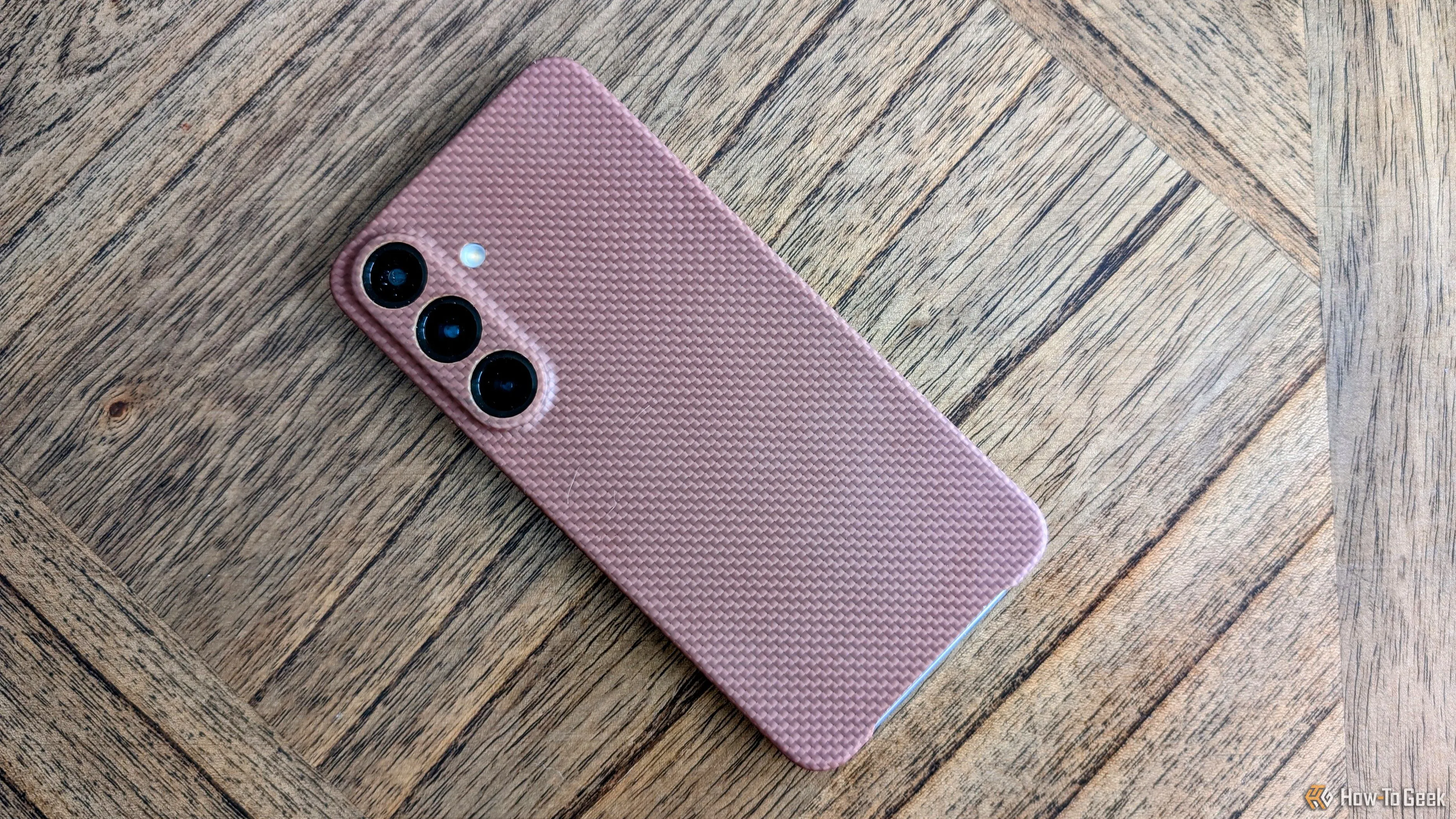 Điện thoại Galaxy S25 màu xanh băng trong ốp lưng Latercase