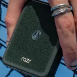Điện thoại gập Motorola Razr Ultra 2025 màu Scarab với mặt lưng giả da lộn độc đáo, thiết kế đẳng cấp