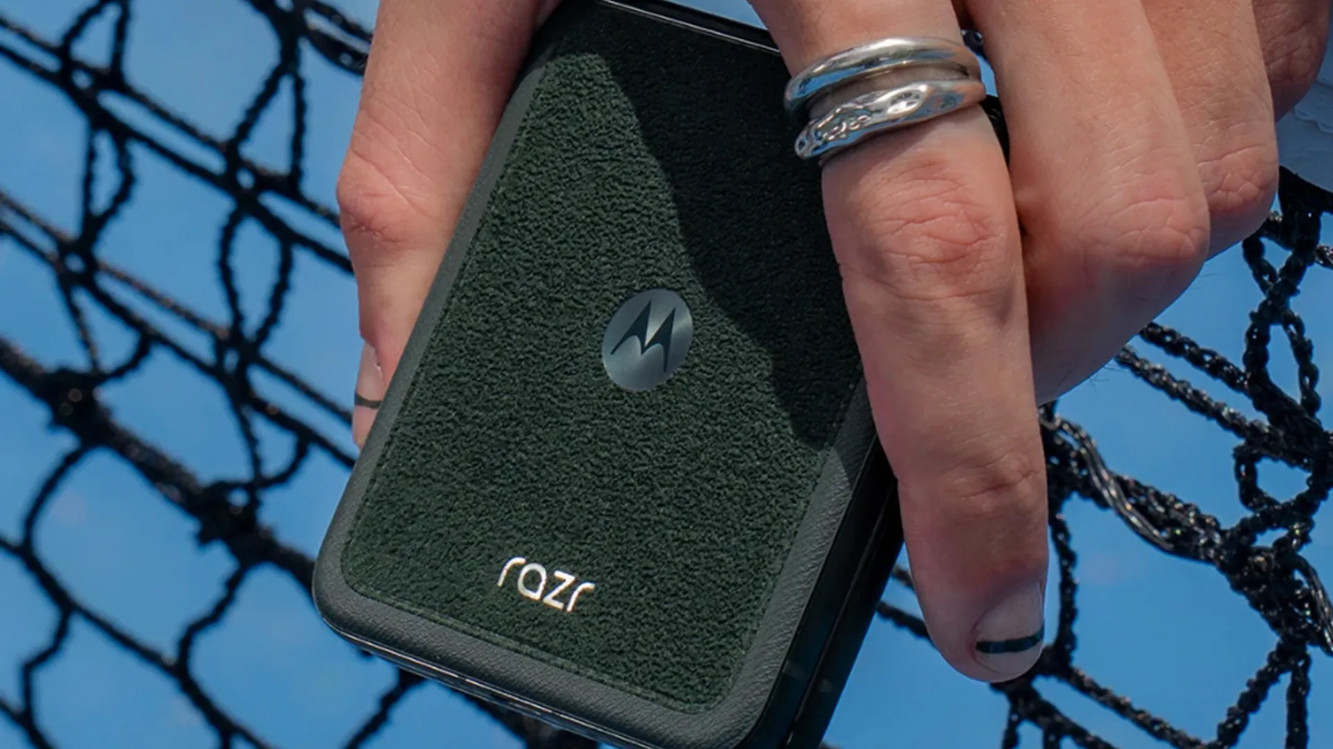 Điện thoại gập Motorola Razr Ultra 2025 màu Scarab với mặt lưng giả da lộn độc đáo, thiết kế đẳng cấp