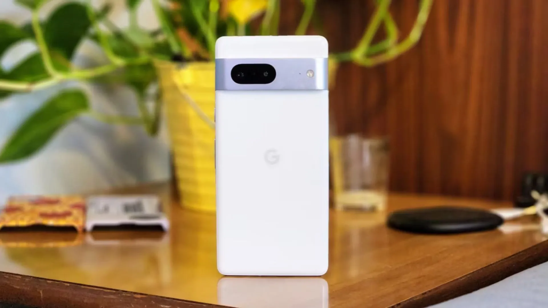 Điện thoại Google Pixel 7 màu đen đang đặt trên bàn, tượng trưng cho sức mạnh xử lý ảnh của Google.
