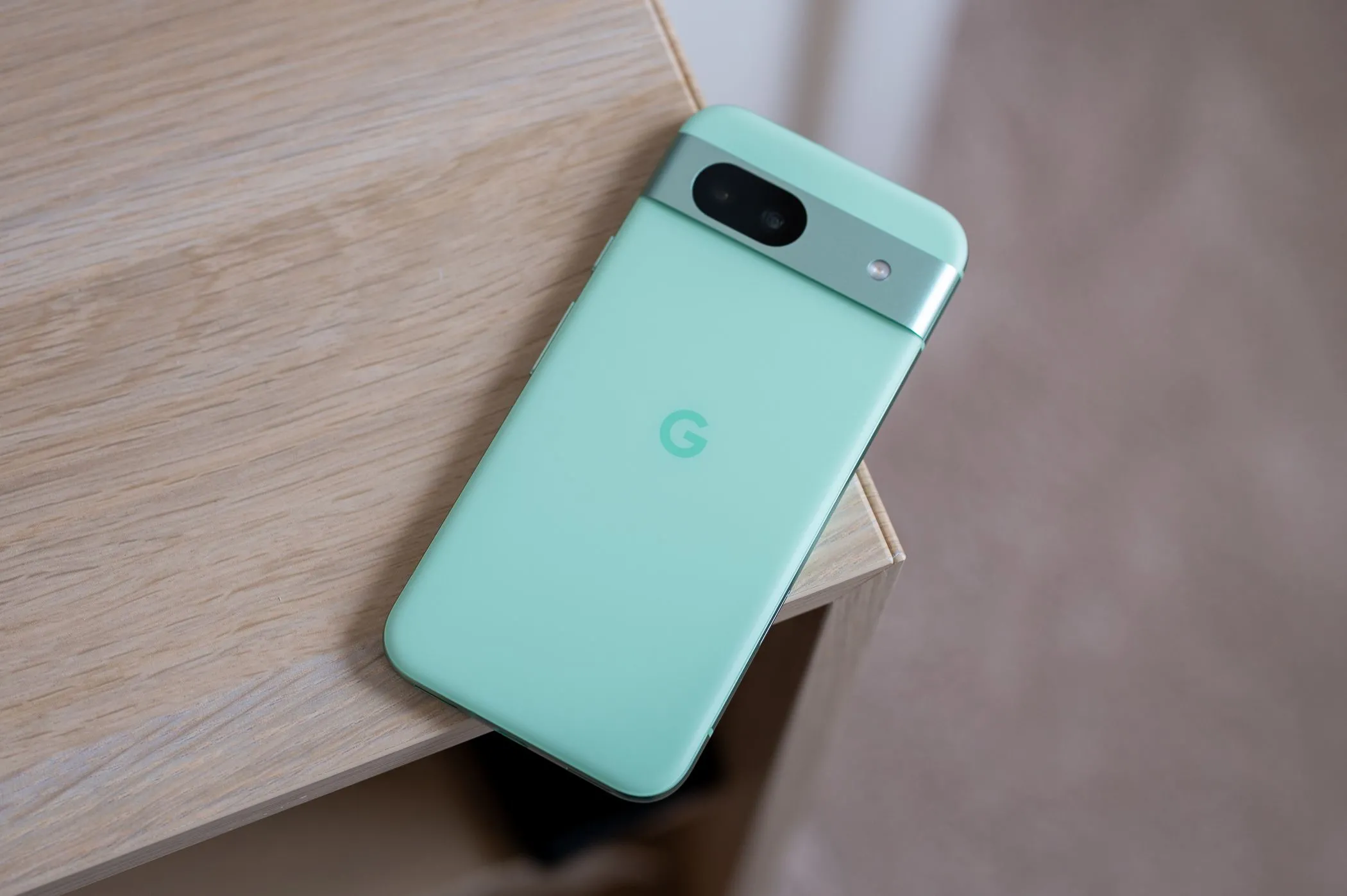 Điện thoại Google Pixel 8a màu xanh ngọc (Aloe) với cụm camera sau đặc trưng nằm ngang.