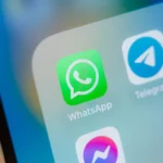 Điện thoại iPhone hiển thị ứng dụng WhatsApp đang hoạt động.