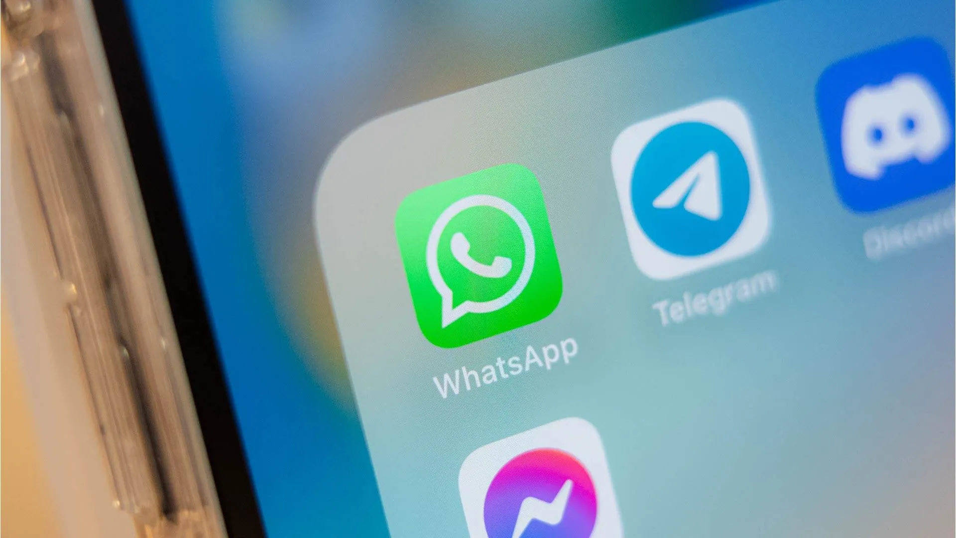 Điện thoại iPhone hiển thị ứng dụng WhatsApp đang hoạt động.