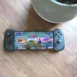 Điện thoại Motorola Edge+ gắn với tay cầm chơi game Razer Kishi v2, minh họa trải nghiệm chơi game di động như máy console.