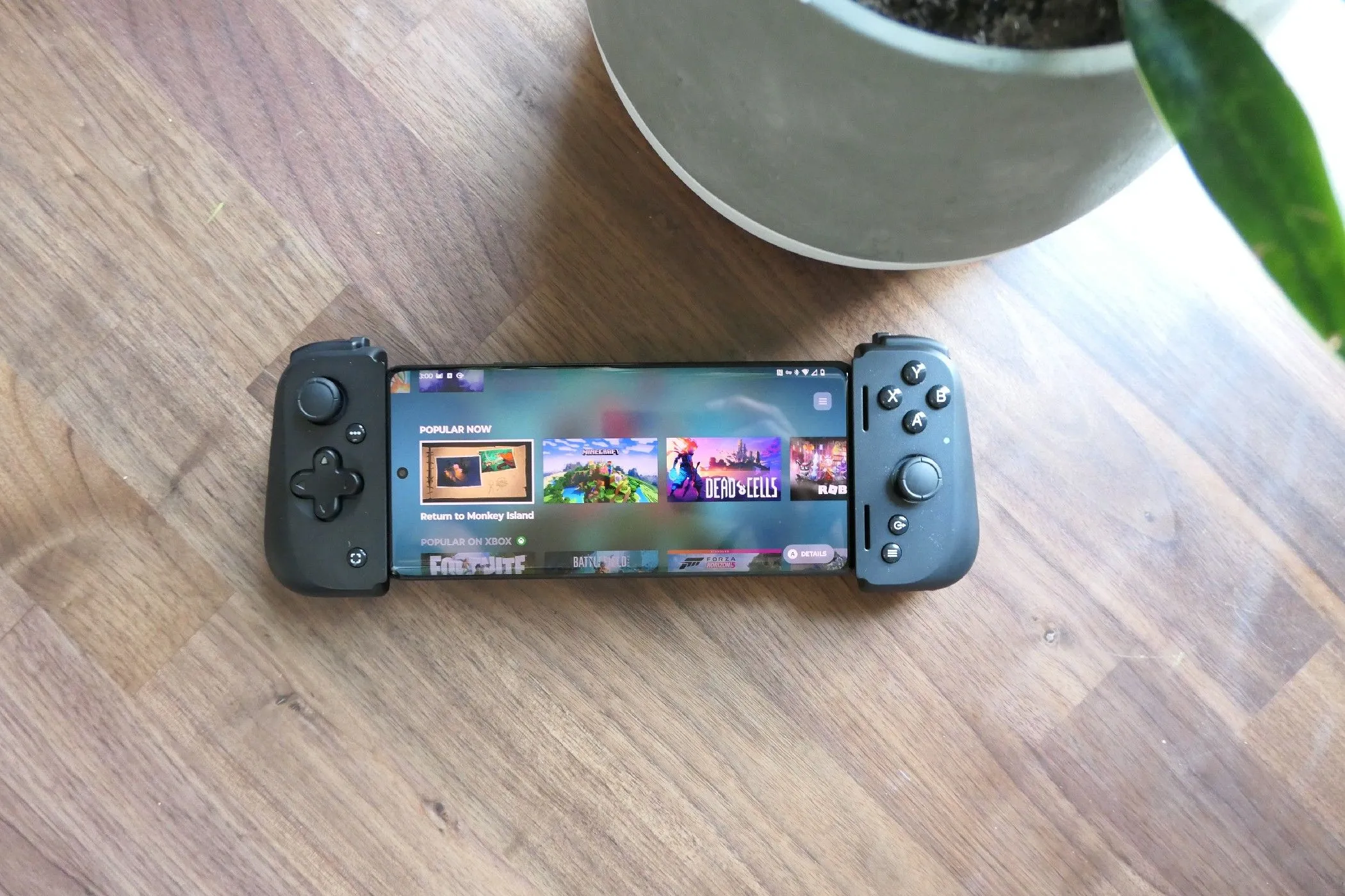 Điện thoại Motorola Edge+ gắn với tay cầm chơi game Razer Kishi v2, minh họa trải nghiệm chơi game di động như máy console.