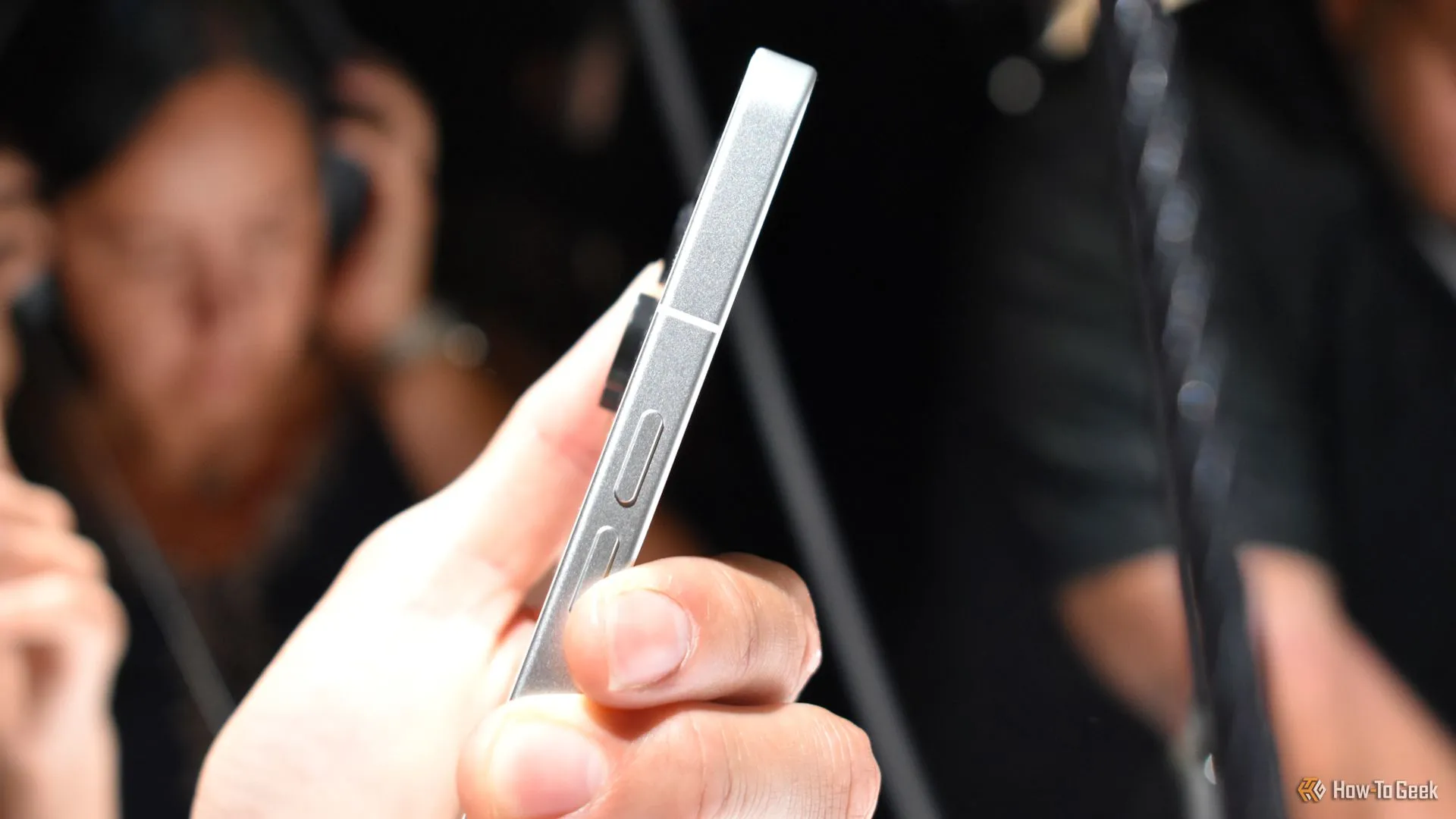 Điện thoại Nothing Phone (3) phiên bản màu trắng, cận cảnh thiết kế viền nhôm và bố cục camera