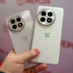 Điện thoại OnePlus 13 và OnePlus 13R màu trắng đang chạy thử nghiệm Android 16 beta.