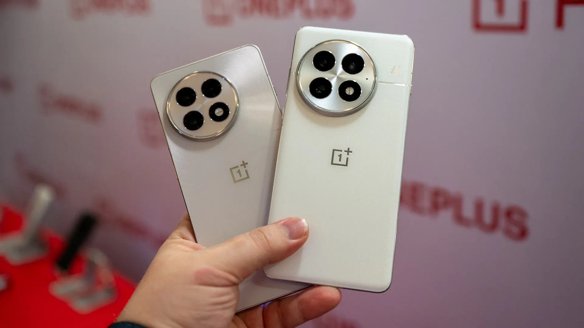 Điện thoại OnePlus 13 và OnePlus 13R màu trắng đang chạy thử nghiệm Android 16 beta.