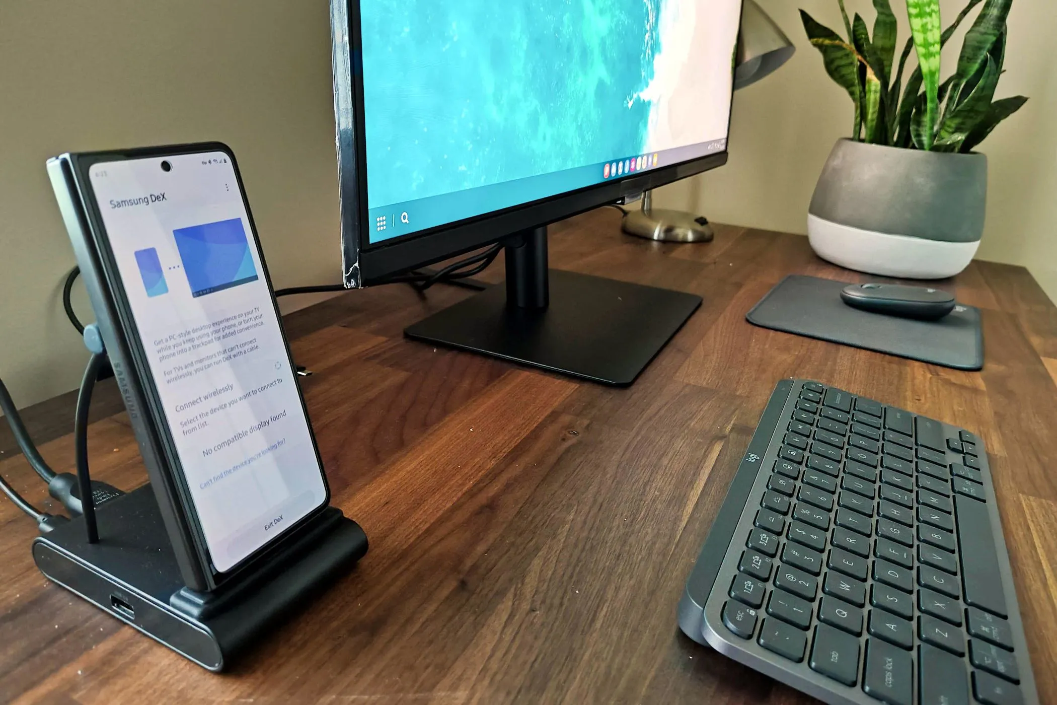 Điện thoại Samsung Galaxy Z Fold 5 đang kết nối với dock DeX, thể hiện khả năng biến đổi thành máy tính để bàn
