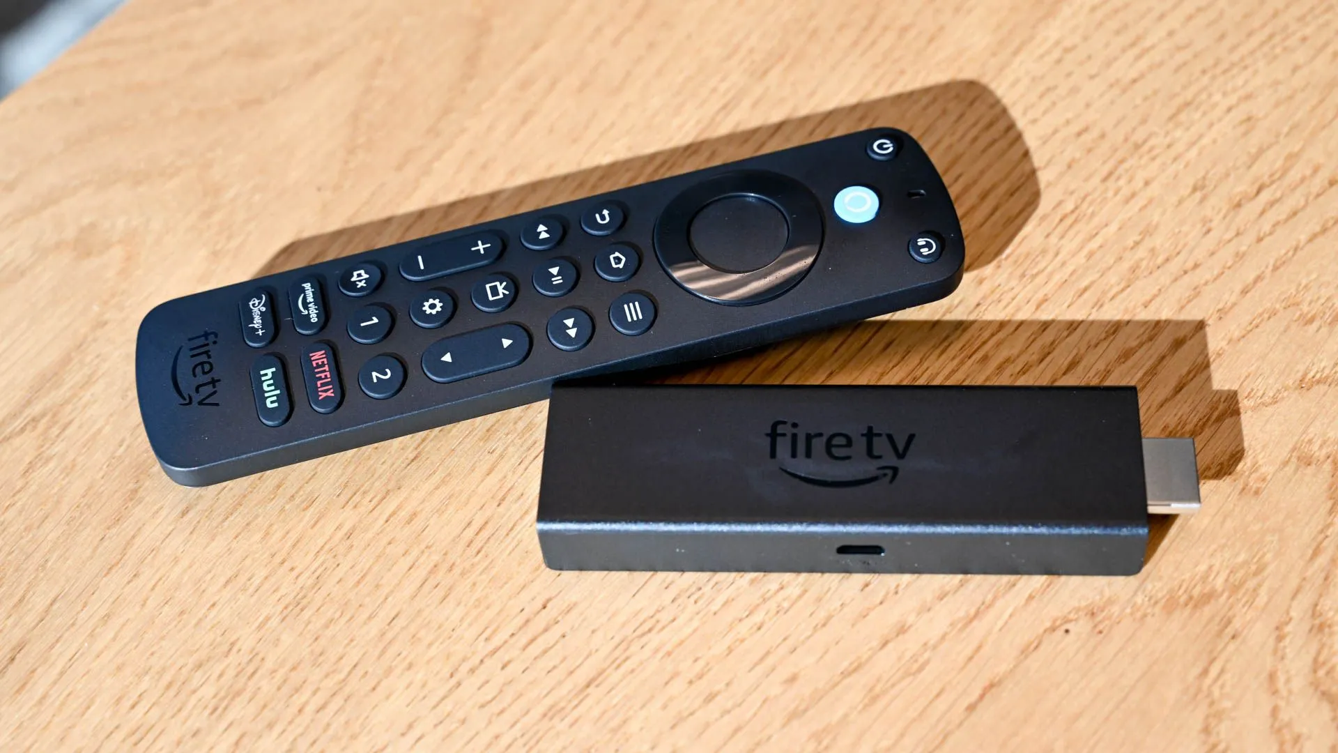 Điều khiển giọng nói Amazon Alexa Voice Remote Pro và Fire TV Stick cạnh nhau