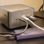 Dock Anker Prime với các ổ đĩa ngoài và cáp kết nối