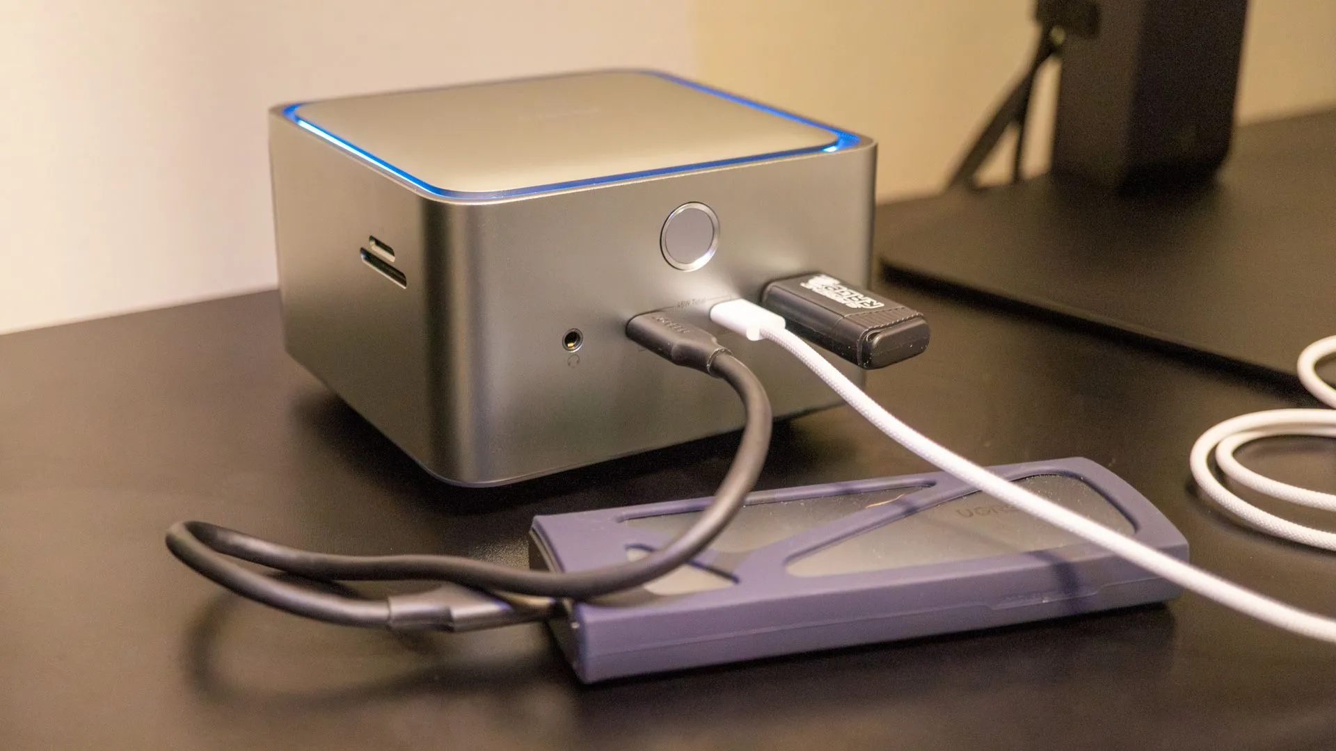 Dock Anker Prime với các ổ đĩa ngoài và cáp kết nối