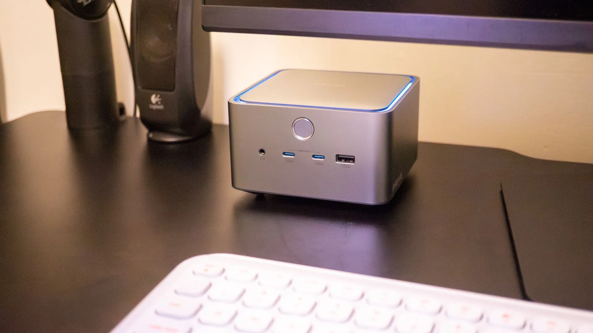 Dock Anker trên bàn làm việc