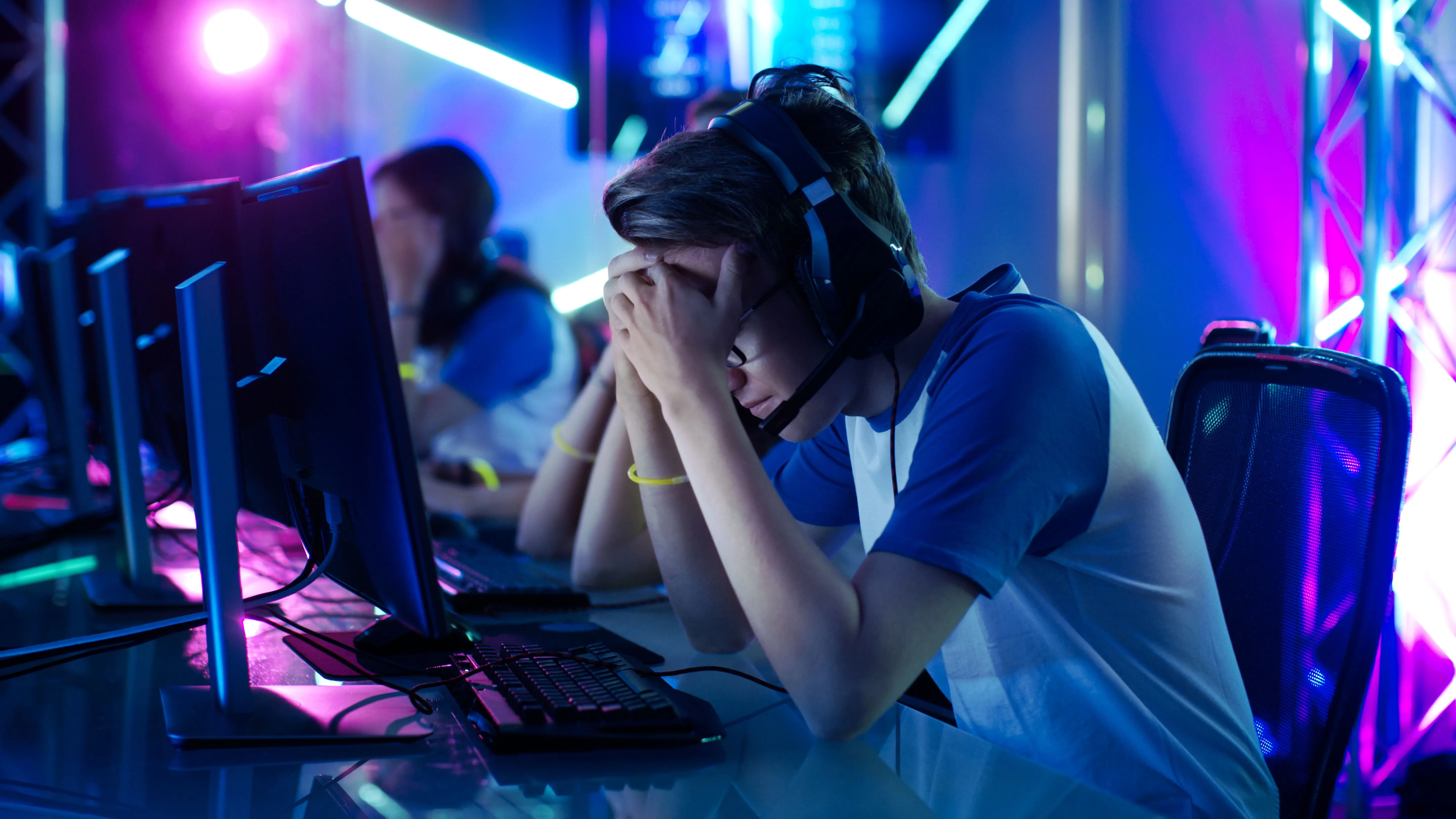 Đội ngũ game thủ eSport chuyên nghiệp đang thi đấu trong game đối kháng