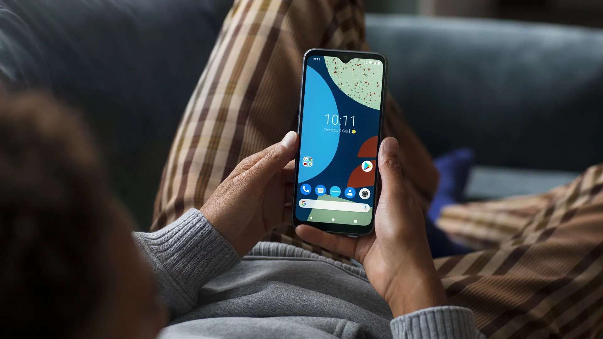 Fairphone 4, mẫu smartphone bền vững, với quyết định bỏ qua Android 14 để cập nhật trực tiếp Android 15.