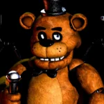 Freddy Fazbear cầm mic đứng cạnh các robot animatronic khác trong game Five Nights At Freddy's, biểu tượng của sự phức tạp cốt truyện kinh dị.