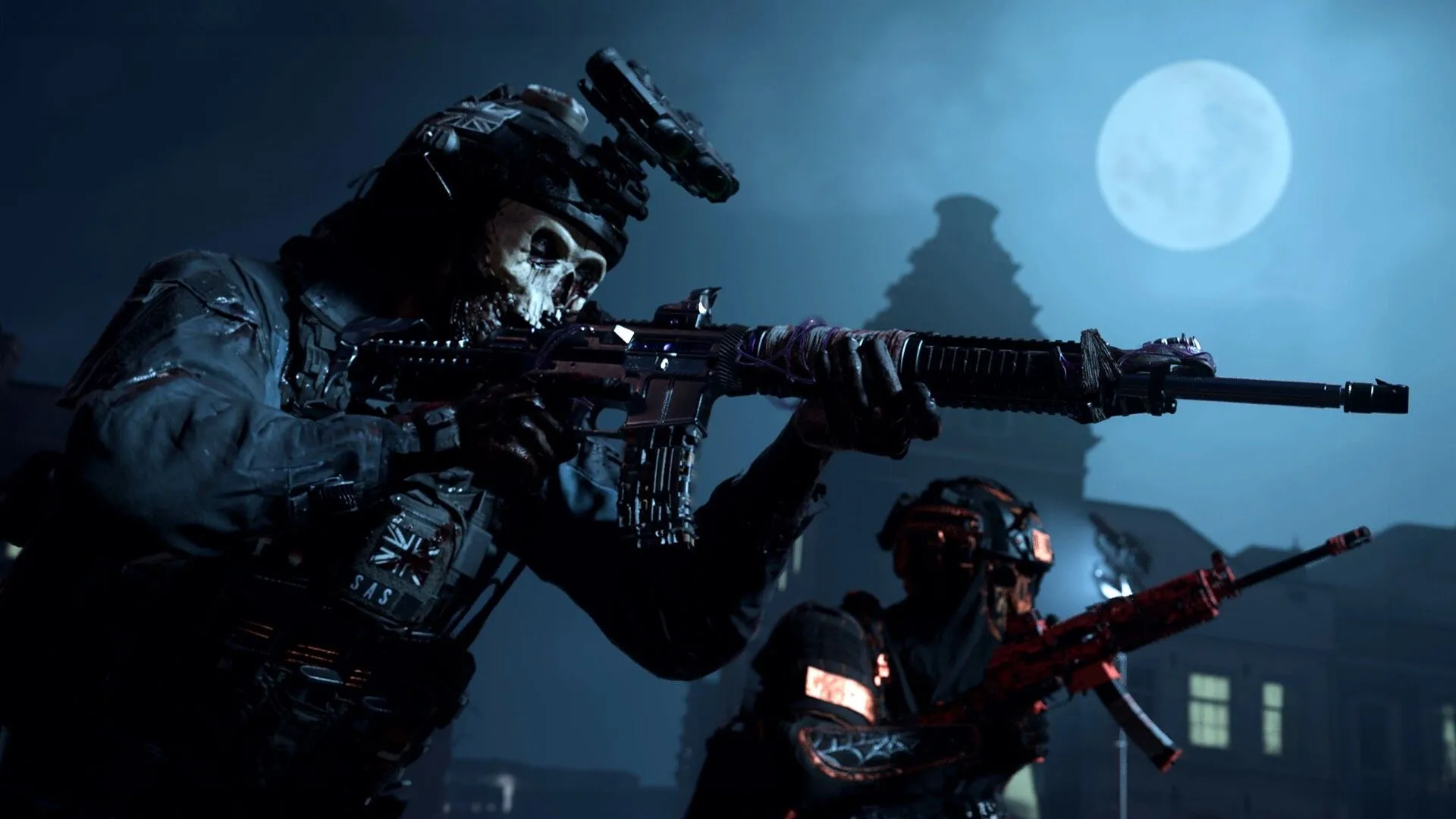 Ghost và một đặc vụ khác di chuyển trong đêm trên chiến trường trong Call of Duty Modern Warfare 2