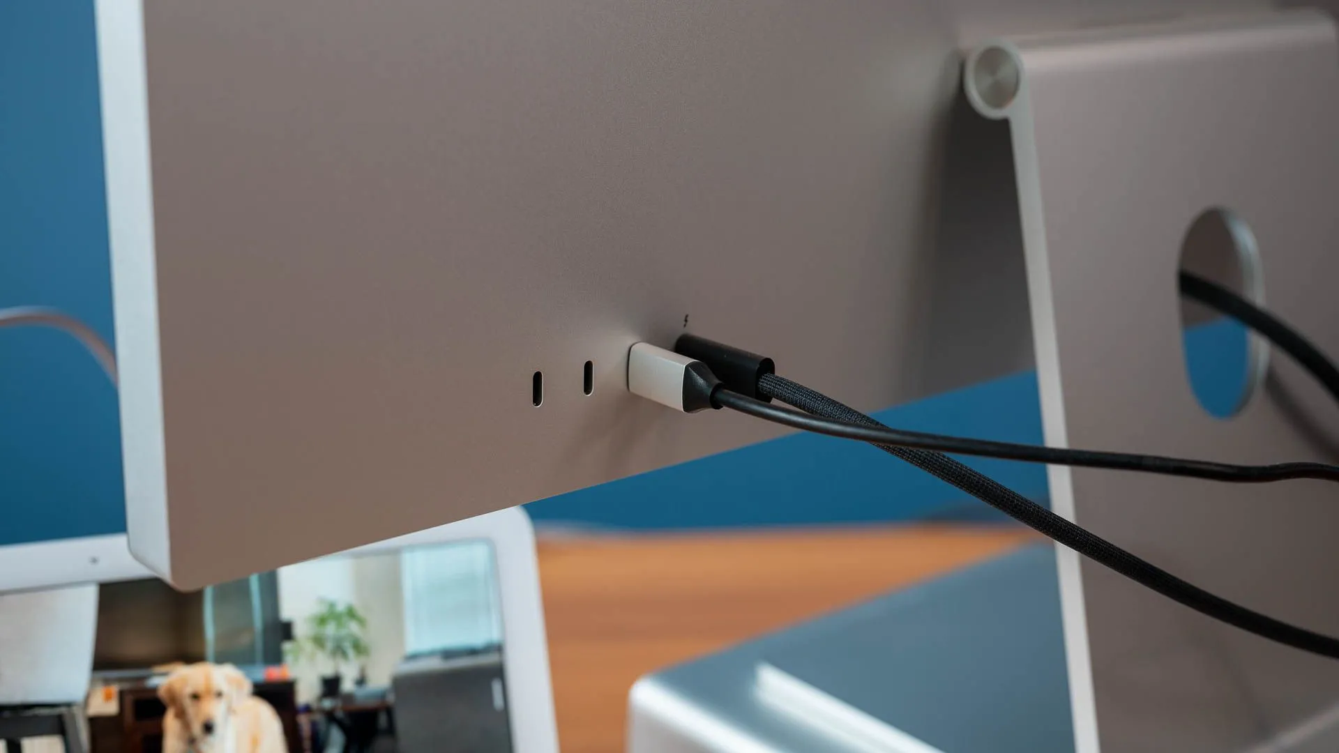 Giá đỡ màn hình Satechi Type-C tích hợp hub USB-C kết nối với Apple Studio Display, minh họa khả năng mở rộng cổng kết nối
