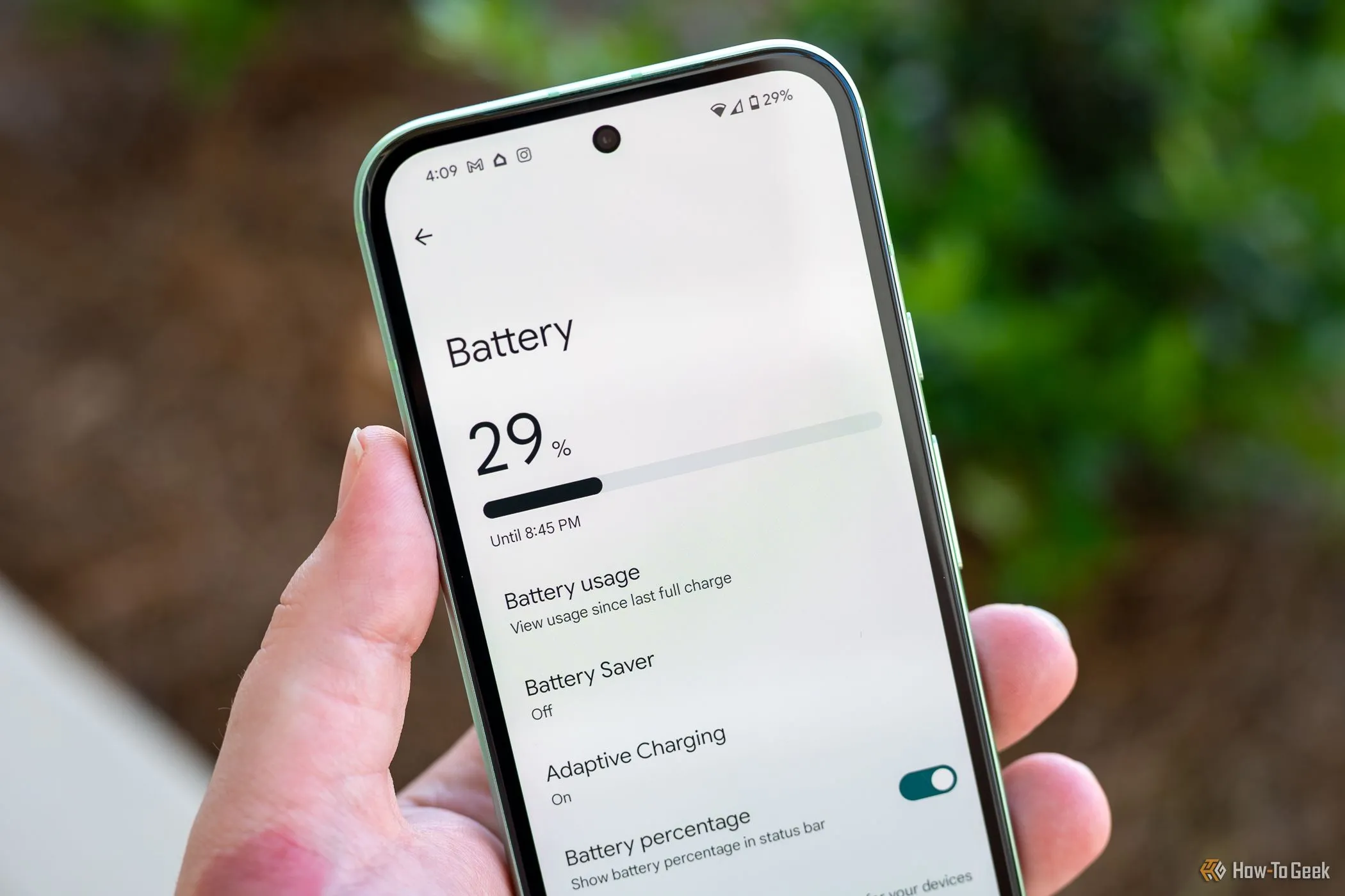 Giao diện menu cài đặt pin trên điện thoại Google Pixel 8a, hiển thị tình trạng pin và thời gian sử dụng.