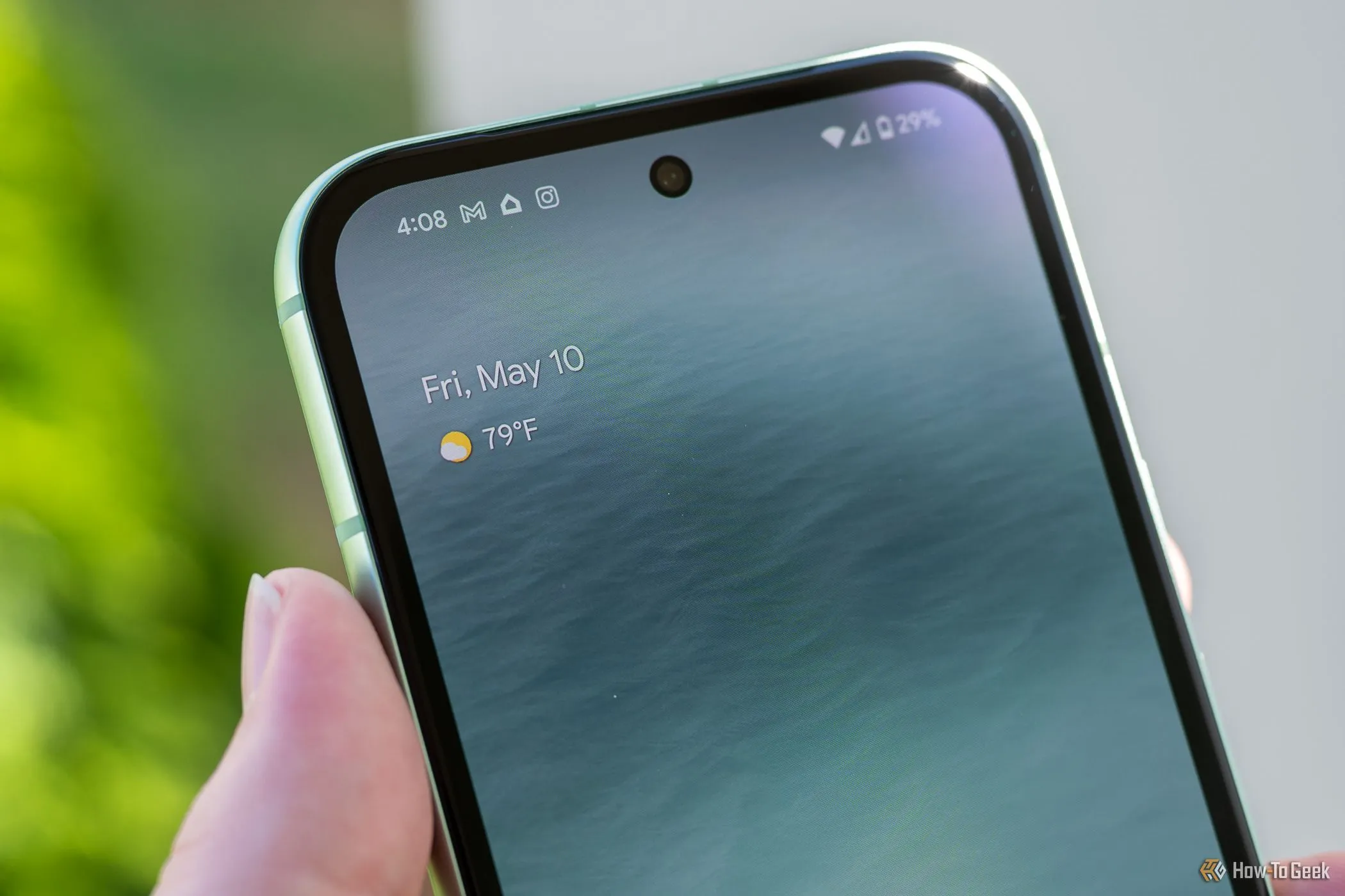 Giao diện sử dụng điện thoại Google Pixel 8a, làm nổi bật camera trước đục lỗ.