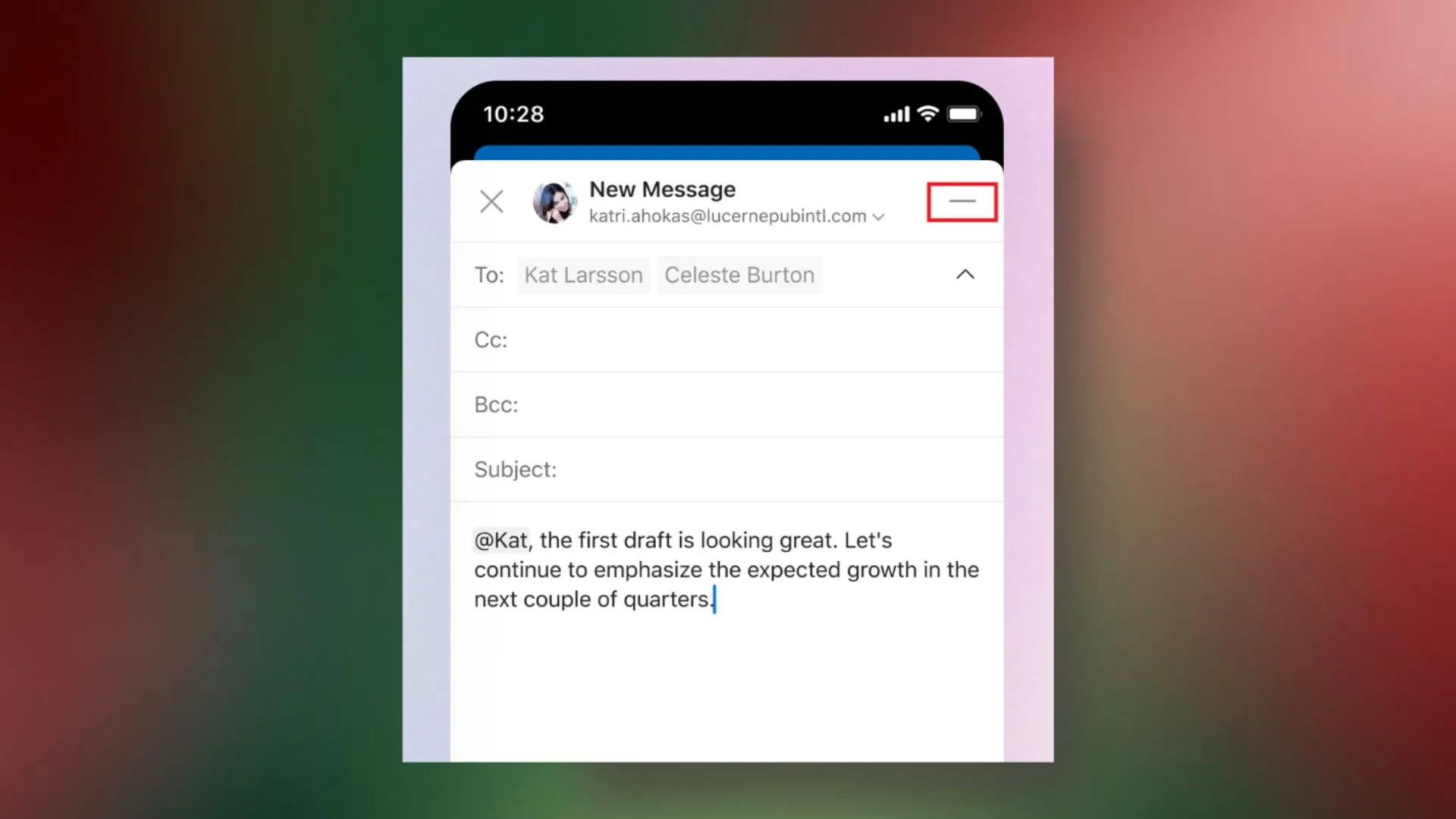 Giao diện ứng dụng Outlook mobile hiển thị tính năng thu nhỏ email nháp xuống góc dưới màn hình, giúp người dùng dễ dàng chuyển đổi tác vụ.