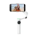 Gimbal chống rung Insta360 Flow 2 Pro màu đen đang mở ra, gắn điện thoại và sẵn sàng sử dụng, thể hiện thiết kế tích hợp gậy selfie và chân máy.
