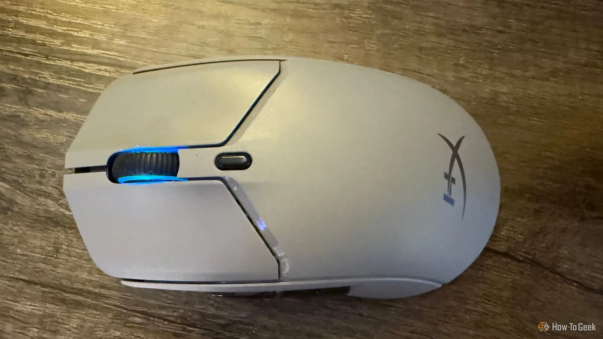 Góc nhìn từ trên xuống chuột HyperX Pulsefire Haste 2 Pro, cho thấy thiết kế đối xứng.