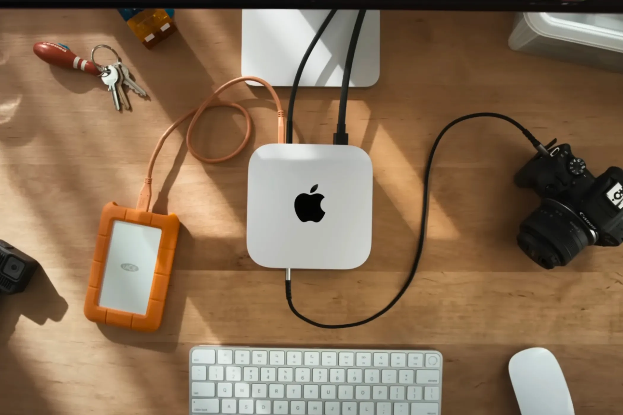 Góc nhìn từ trên xuống của Mac mini M4 trên bàn làm việc với các phụ kiện xung quanh