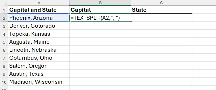 Hàm TEXTSPLIT đang được sử dụng trong Microsoft Excel để tách tên tiểu bang và thủ đô của chúng thành các cột riêng biệt.